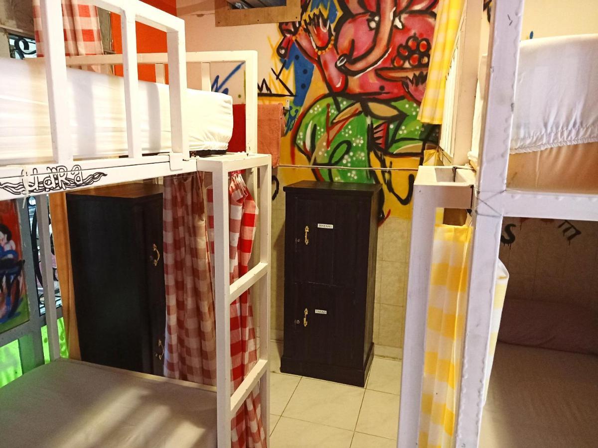 Deoplet Homestay & Gallery Джокьякарта Экстерьер фото